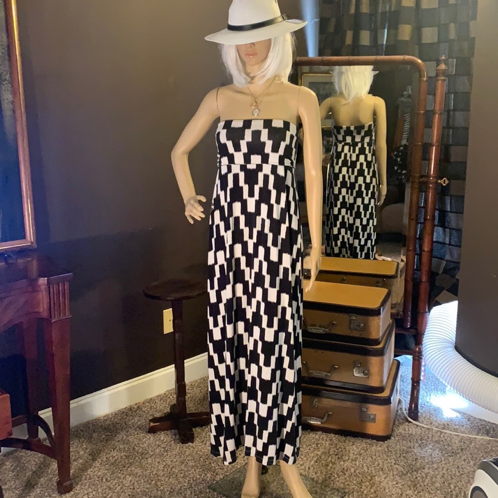 BLACK & WHITE STRAPLESS MAXI DRESS